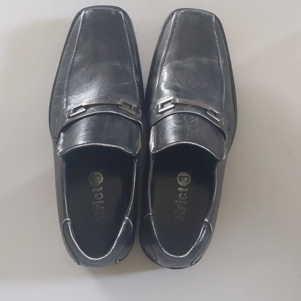 District 3 loafers men's size 9 gray. Buckle.